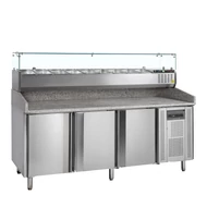 Tefcold Pizzaelőkészítő hűtött munkaasztal, feltéthűtővel – 565 L – 3 ajtós