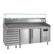 Tefcold Pizzaelőkészítő hűtött munkaasztal, feltéthűtővel – 370 L – 3 ajtós, 6 fiókos