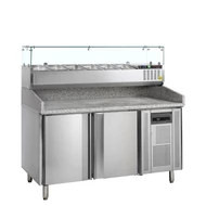 Tefcold Pizzaelőkészítő hűtött munkaasztal, feltéthűtővel – 370 L – 3 ajtós